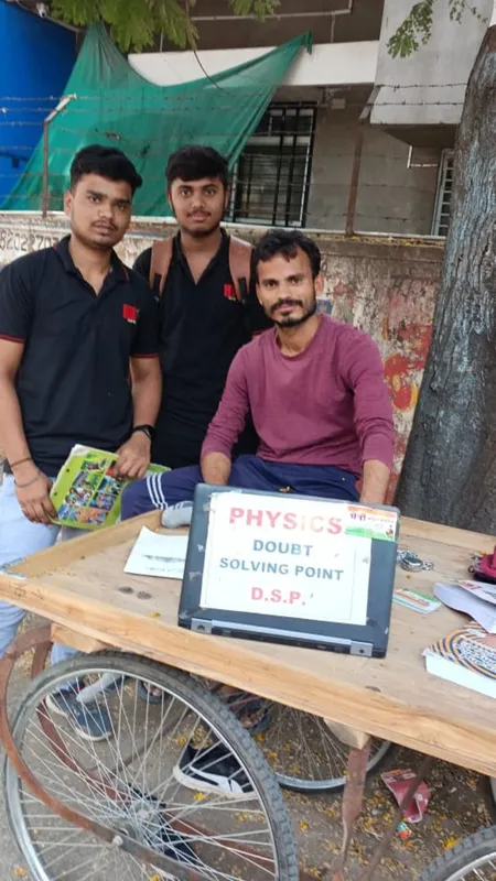 ठेले पर बैठकर हल करते हैं आईआईटी के सवाल