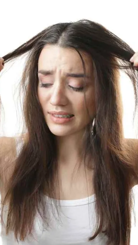 इन गलतियों के कारण झड़ते हैं बाल!