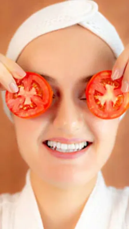 ग्लोइंग स्किन के लिए ऐसे करें टमाटर का यूज