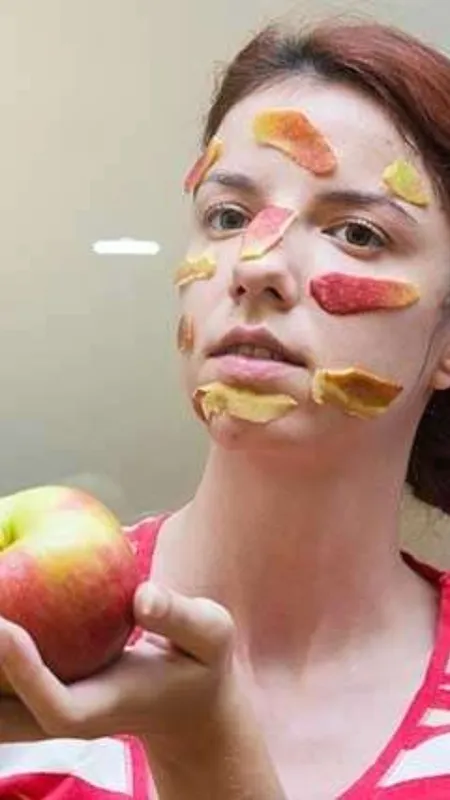 ग्लोइंग स्किन के लिए चेहरे पर ऐसे लगाएं सेब!