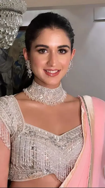 शादी में दिखना है अल्ट्रा ग्लैमरस तो आज ही ट्राई करें ये ब्लाउज डिजाइन