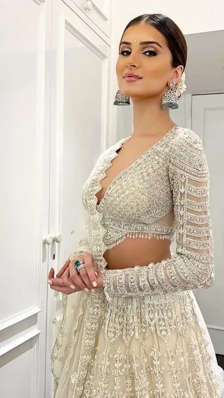 Tara Sutaria का देखकर ये लहंगा-चोली, फैंस की बंद आंखें रह गईं खुली