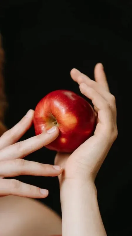 ग्लोइंग स्किन के लिए चेहरे पर ऐसे लगाएं सेब!