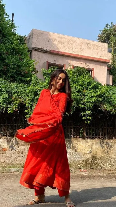 टीवी की Naagin का ट्रेडिशनल अवतार, इस त्योहार आप भी ट्राई कीजिए एक बार