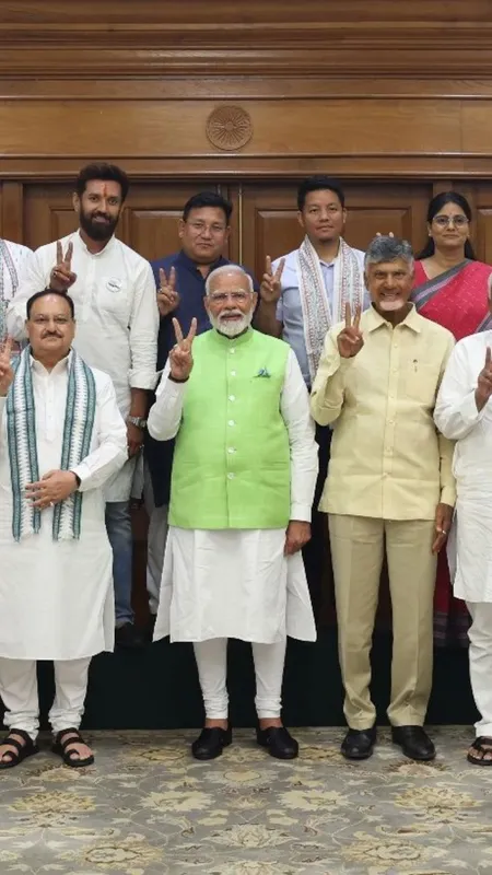 राजनेता या मशहूर हस्तियां क्यों दिखाते हैं दो उंगलियां, ये रहा इतिहास