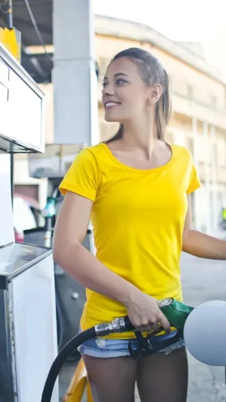 इस देश में 50 रुपये में भर जाता है कार का तेल टैंक!