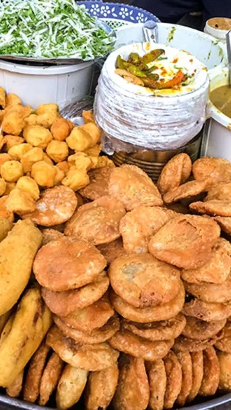 अगर आप भी जा रहे हैं सरोजिनी नगर, तो इन स्ट्रीट फूड को जरूर करें ट्राई