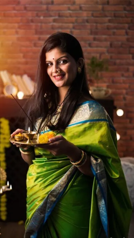 सावन में सादगी भरे लुक को यूं बनाएं खास, दिल को छू जाएगा ये अंदाज