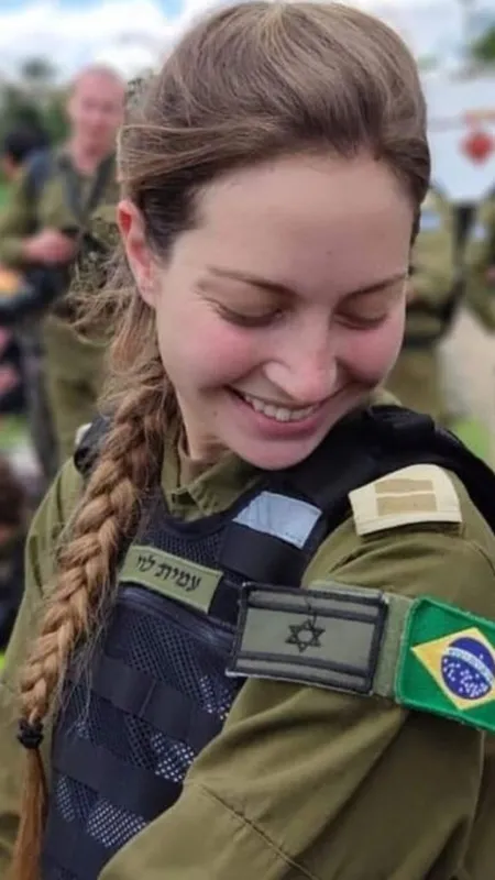 हमास आतंकियों को धूल चटा रही हैं खूबसूरत इजरायली महिला सैनिक, फोटो