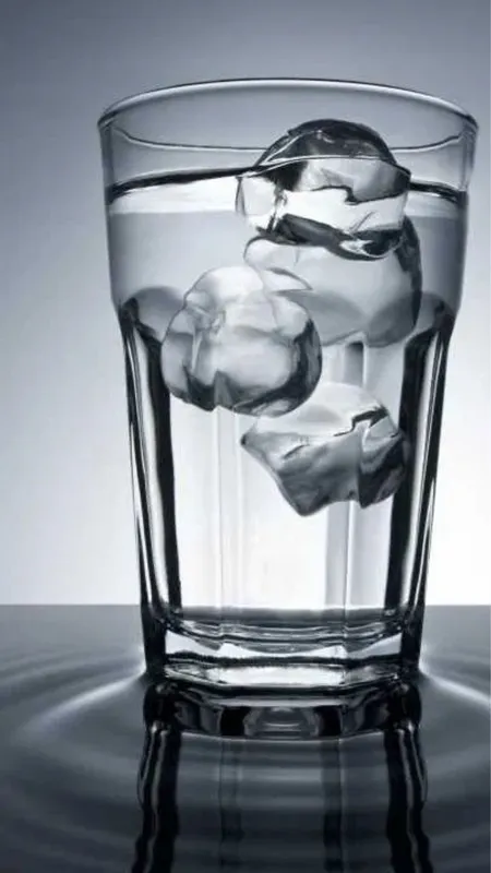 बर्फ पानी में तैरती है...लेकिन शराब में डूब जाती है क्यों?