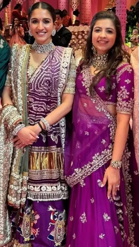 गरबा नाइट में राधिका मर्चेंट इस लहंगे में लगीं बला की खूबसूरत