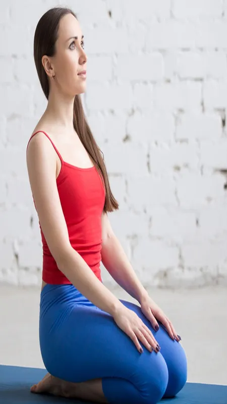 वज्रासन के जरिए खुदको ऐसे रखें फिट, जानें टिप्स