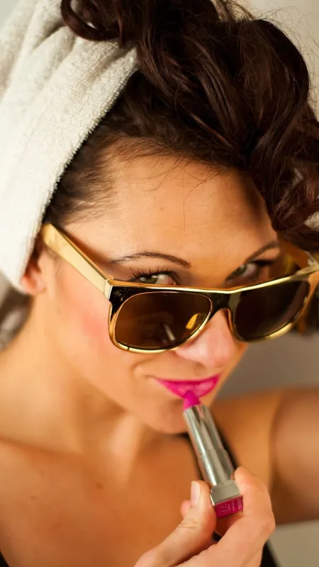 Lipstick Hacks: दिनभर नहीं फैलेगी लिप्सटिक, जानें ये ट्रिक्स