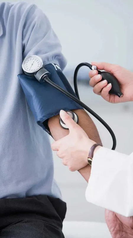 Blood Pressure बढ़ने पर शरीर में दिखते हैं ये 6 संकेत!