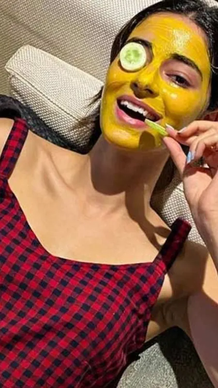 ग्लोइंग स्किन के लिए सोते समय चेहरे पर लगाएं ये 5 चीजें