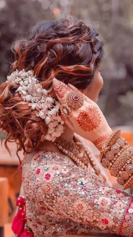 सावन में इस खूबसूरत तरीके से लगा सकती हैं बालों में गजरा