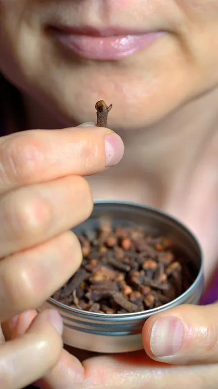 मुंह में लौंग रखकर सोने के फायदे!