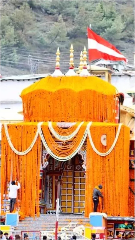फूलों से सजा भव्य बद्रीनाथ धाम...12 मई को खुलेंगे कपाट, देखें PICS