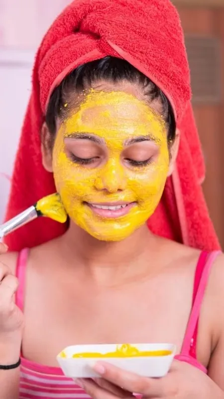 ये हैं चेहरे पे हल्दी लगाने के सही तरीके!