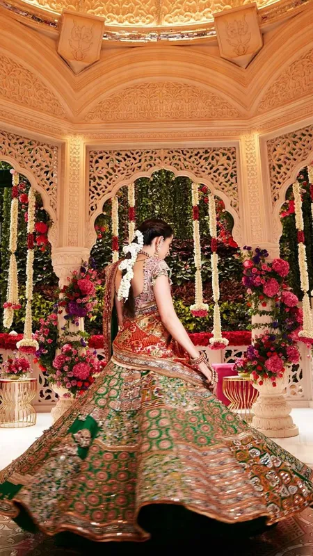 गुजराती कच्छ की कढ़ाई वाले लहंगे में बेहद दिलकश दिखीं श्लोका मेहता