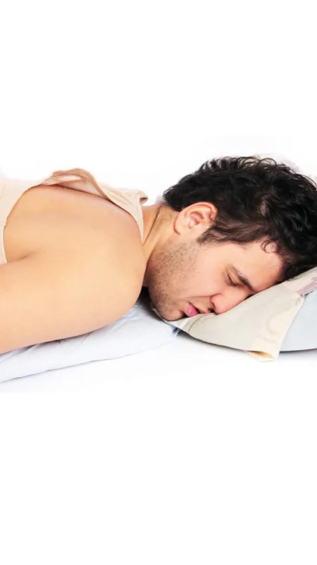 नहीं होना चाहते जल्दी बूढ़े, तो ना सोएं ऐसे