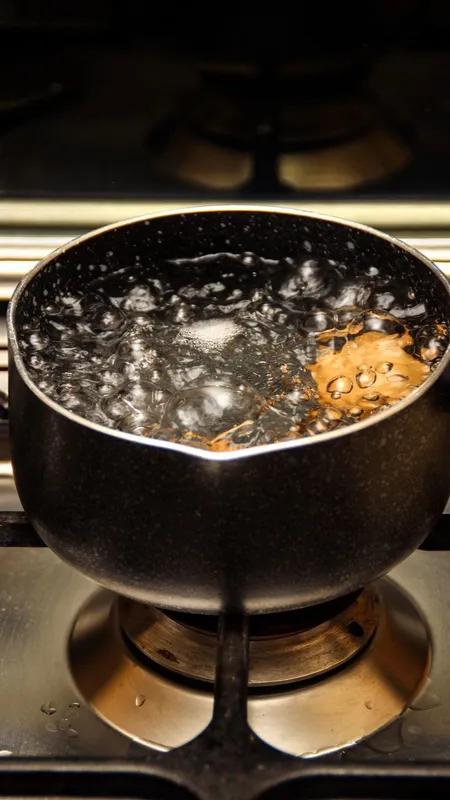 आधे से ज्यादा लोगों को नहीं पता है, क्या है गर्म पानी पीने के फायदे?