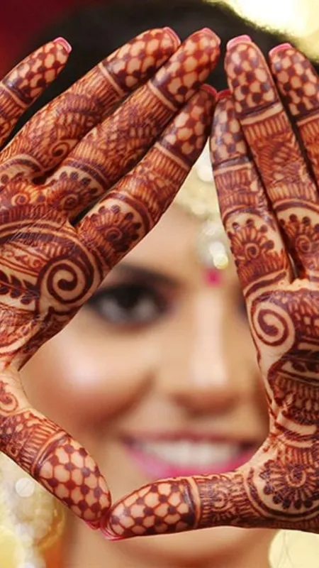 हाथों पर बनाएं ये मेहंदी डिजाइन, देखते रह जाएंगे लोग