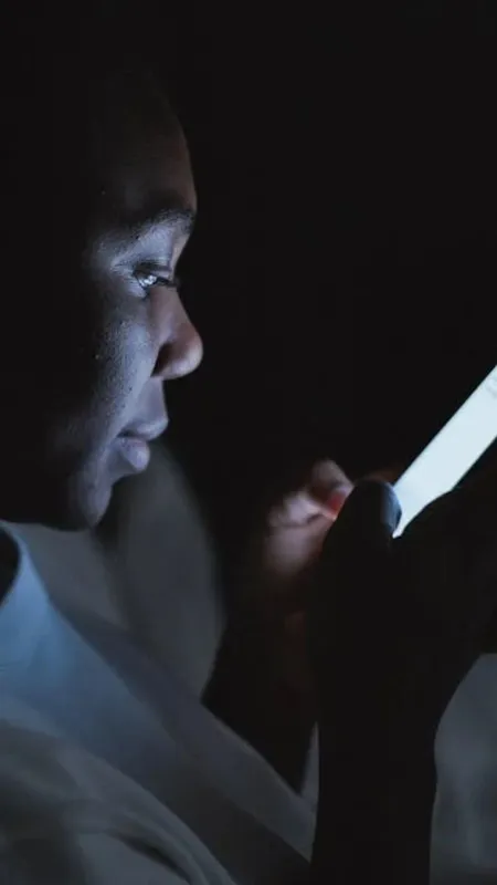 देर रात तक मोबाइल चलाना बन मौत की दवा!