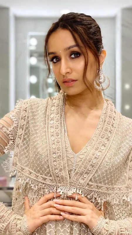 साड़ी से हटकर, ट्राई करें इन बॉलीवुड सेलेब्स के आउटफिट्स जमकर