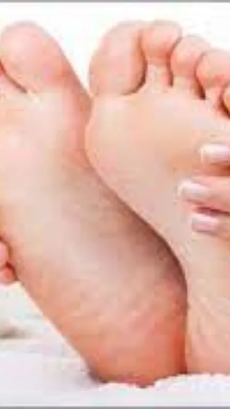 क्यों फट रही हैं एड़ियां, जानें