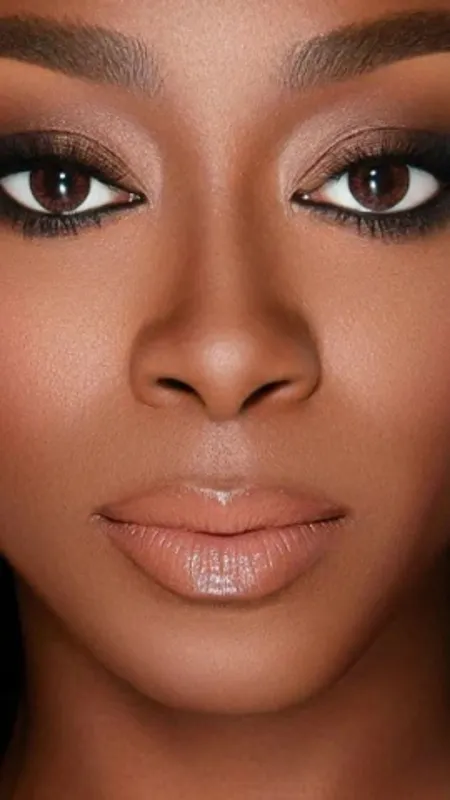 काले होठों की वजह से नहीं लगा पाती न्यूड लिपस्टिक, ट्राई करें ये हैक्स