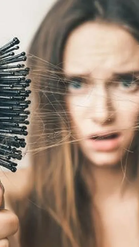 सर्दियों में बाल झड़ने के ये हैं कारण, इन बातों का रखें ध्यान