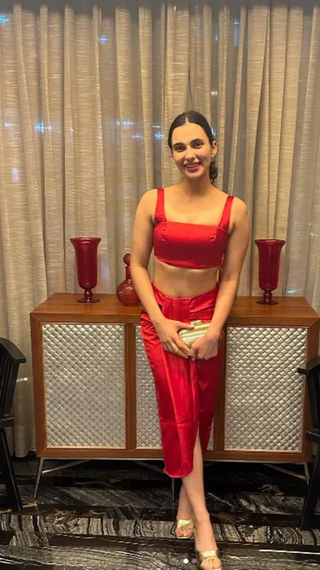 खूबसूरत इतनी की लोग कहते हैं IPS है या मॉडल, देखें आशना चौधरी की सुंदर