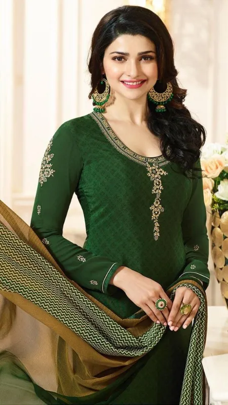 इस सावन ट्राई करें इन एक्ट्रेस के ये ग्रीन सूट हर कोई करेगा तारीफ