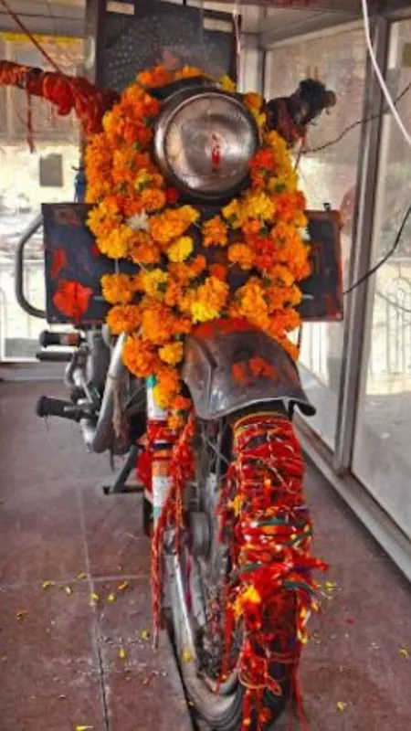 यहां होती है 'बुलेट' की पूजा! जानें कहां है ये मंदिर