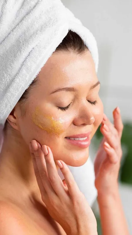 ग्लोइंग स्किन के लिए पपीते सहित इन चीजों का बनाएं स्क्रब