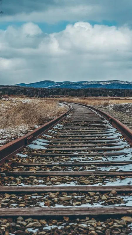 रेलवे ट्रैक पर क्यों बिछाई जाती है गिट्टियां, जानें ये अहम फैक्ट्स