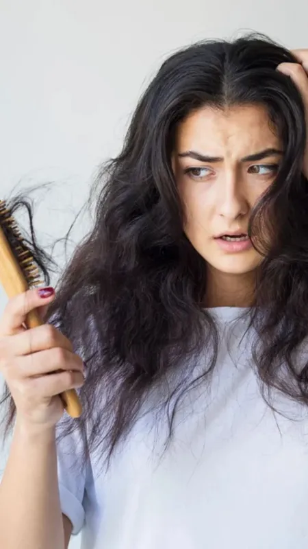 Hair fall in monsoon season: बालों को घना बनाना है तो खाएं ये चीजें