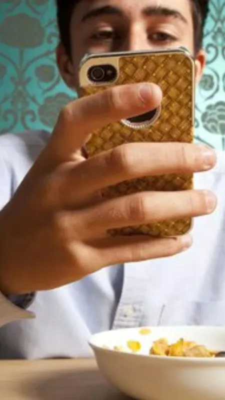 आपकों भी है मोबाइल चलाते हुए खाना खाने का शौक, हो सकता है खतरनाक