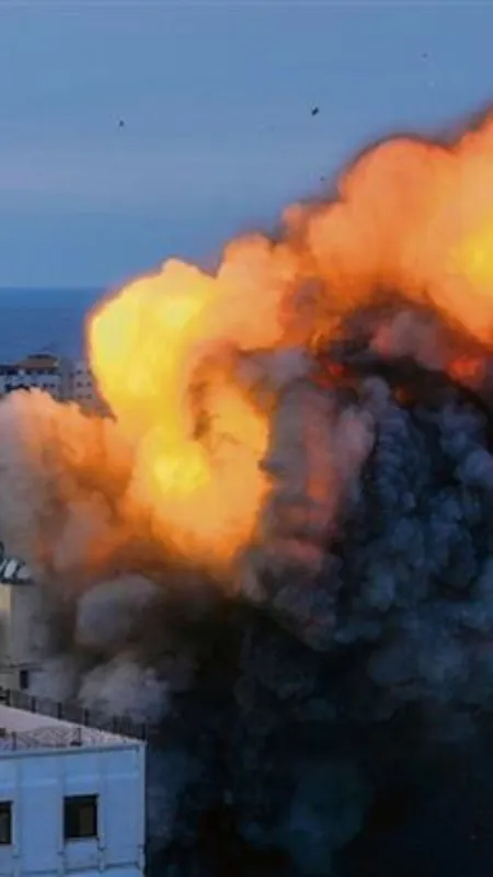 इजराइल की जवाबी कार्रवाई से गाजा से भागे लाखों लोग, सामने आईं तस्वीरें