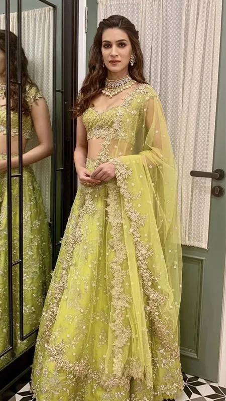 हरियाली तीज के लिए रिक्रिएट करें ये 2024 के लेटेस्ट डिजाइनर लहंगे