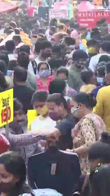 कोरोना का खतरा! दीपावली से पहले सोशल डिस्टेंसिंग की उड़ीं धज्जियां