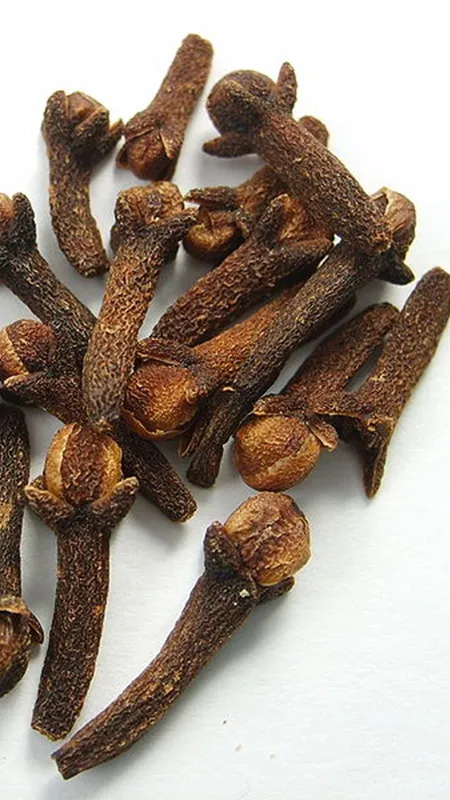 खाली पेट 1 लौंग चबाने से हेल्थ को मिलते हैं ये फायदे!