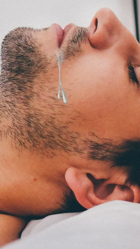 जानें सोते समय मुंह से क्यों गिरती है लार