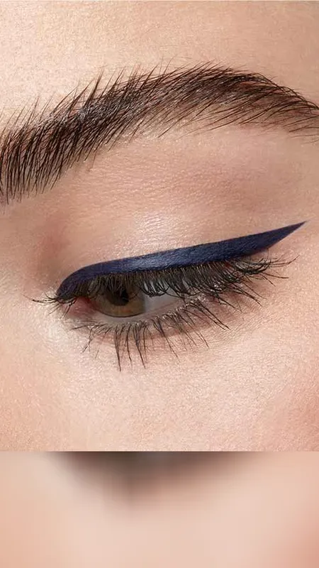 आंखों पर लानी है चमक, आईलाइनर लगाने की इन टिप्स को फॉलो करें बेधड़क