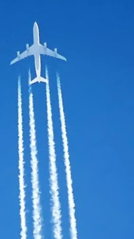 हवाई जहाज के पिछले हिस्से से क्या वाकई में धुआं निकलता है?