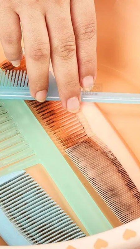 गंदे कंघे से ऐसे दूर करें गंदगी, फॉलो करें ये टिप्स