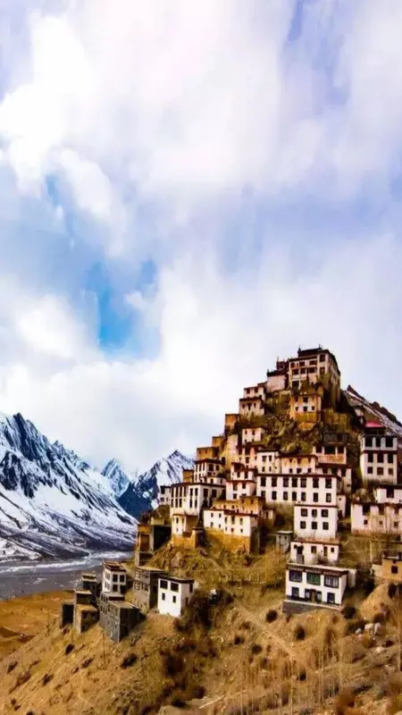 स्पीति वैली एक बेहद ही खूबसूरत डेस्टिनेशन है। ये जगह खूबसूरत होने के साथ ही बेहद ही शांत भी है। 