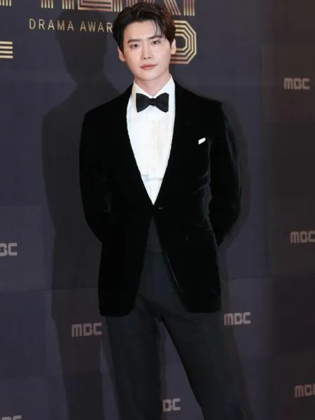 Lee Jong Suk and IU Been Dating for Four Months, agency confirms