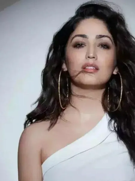 Yami Gautam asks paparazzi who was shouting before posing for pictures